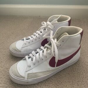 Nike Size 7 White and Red High-Tops